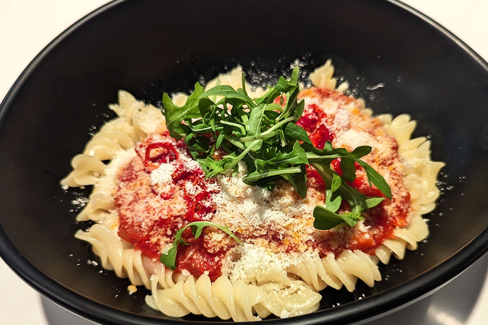 Fusilli-Pasta-Bar-in-Hilden-serviert-leckere-Nudeln-Arrabiata