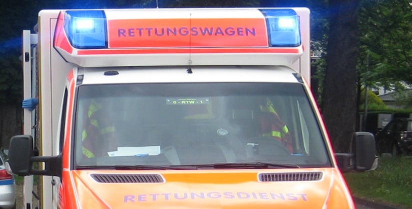 Fahrerin kommt von der Straße ab Fahrerin kommt von der Straße ab