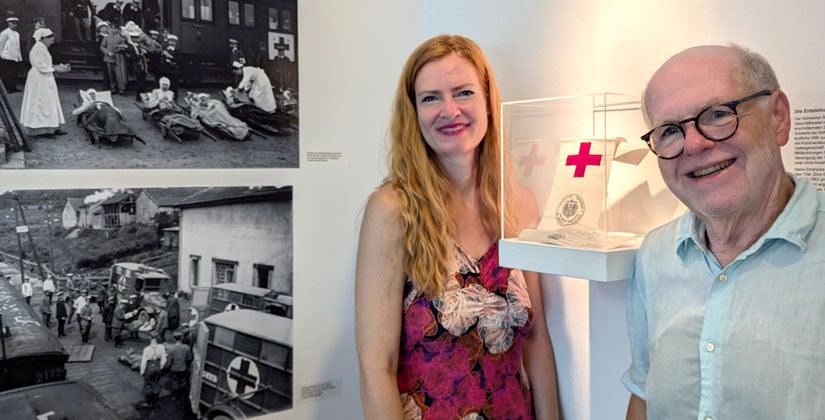 Sandra Abend und Michael Ebert zeigen historische Fotos von einem Lazarett-Zug im Kriegsgebiet