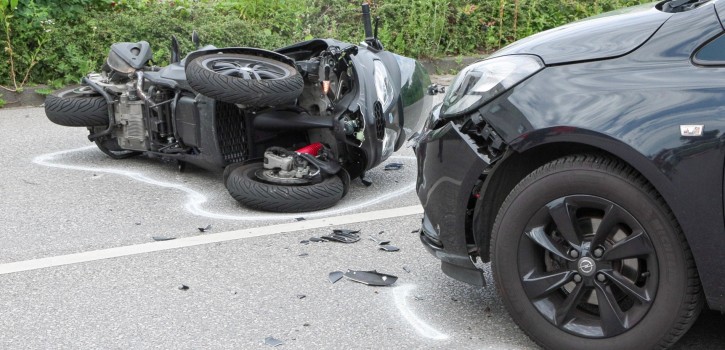 Krad und Pkw kollidiert: Kradfahrer wurde schwer verletzt Krad und Pkw kollidiert: Kradfahrer wurde schwer verletzt