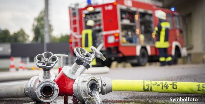 Feuerwehr löscht Brand – Polizei bittet um Hinweise Feuerwehr löscht Brand – Polizei bittet um Hinweise