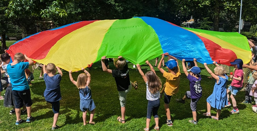 „Wir spielen wie im Zirkus“ – Voller Schwung im Stadtpark zwischen Kiosk und Teich 