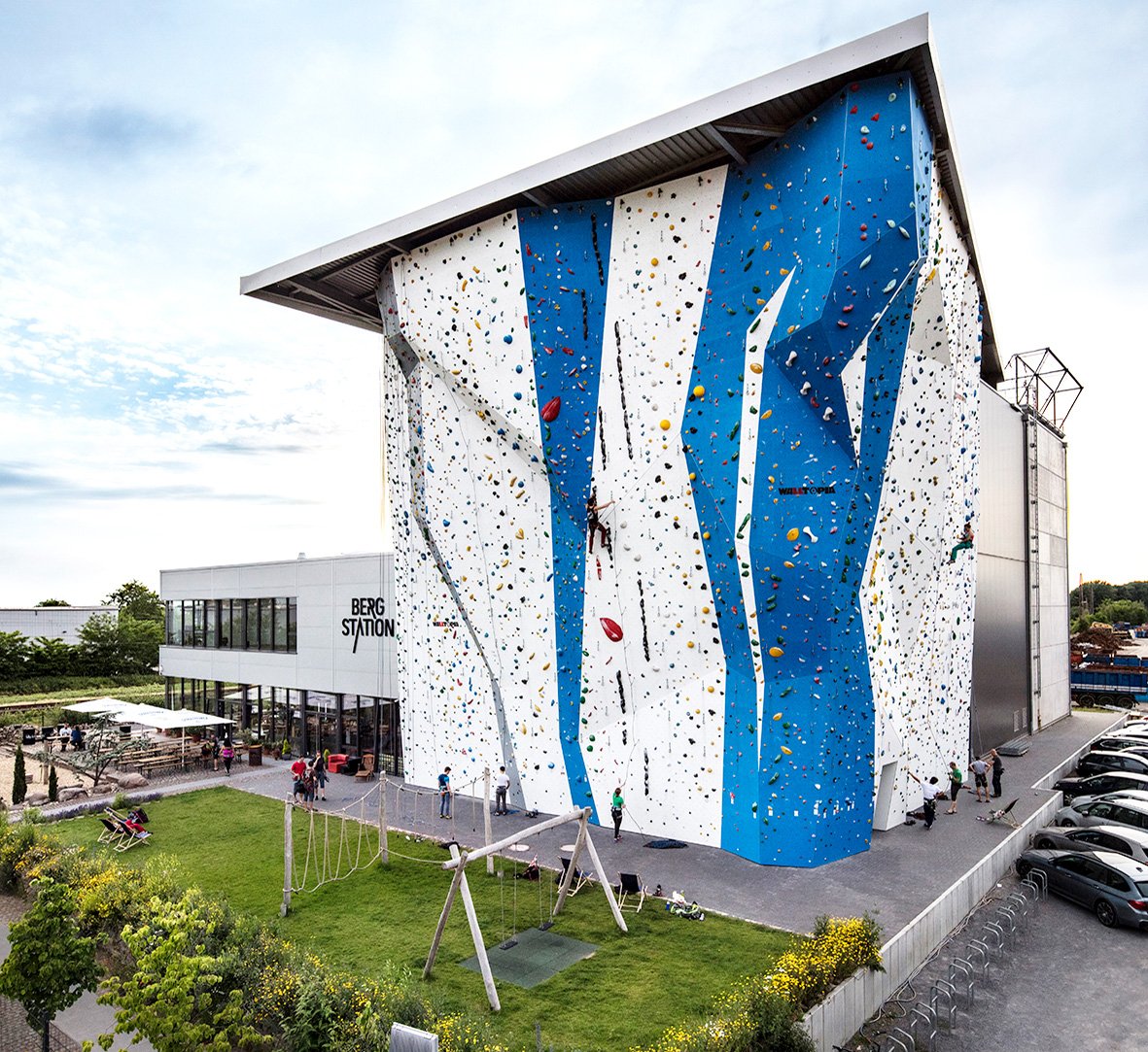 Bergstation-Hilden-Kletterhalle-aussen