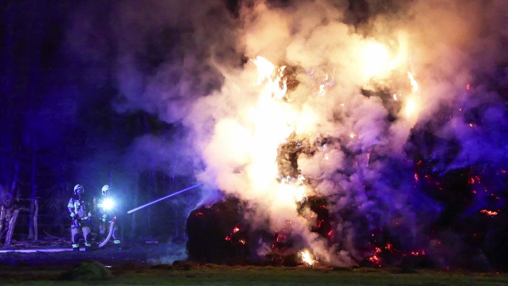 Strohballen-Brand-Feuerwehr