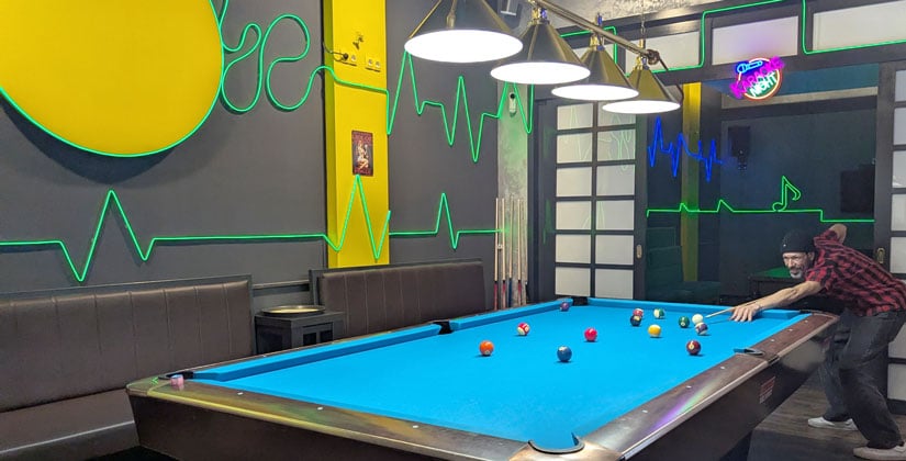 Billard, Karaoke, Geflügel-Spezialitäten und coole Drinks – ein frisch eröffneter Place to be 