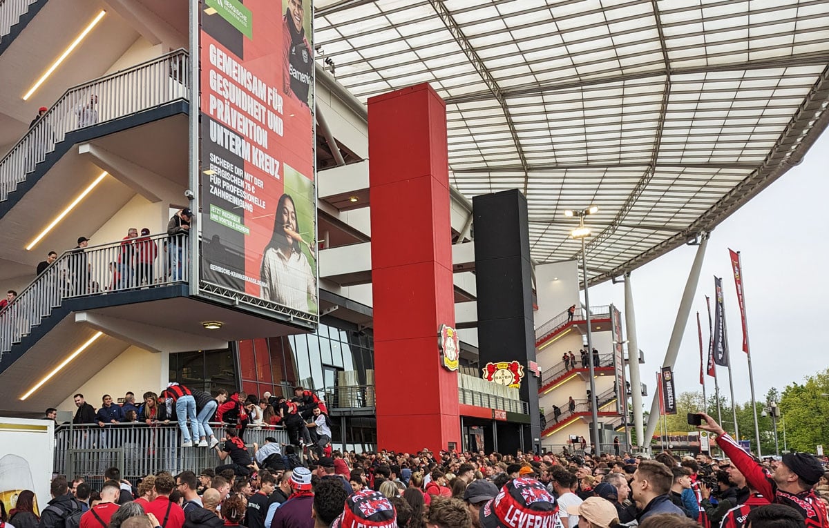 Bayer-Fans-erstuermen-Stadion