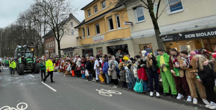 Tier entfernte sich schnell, alkoholisierter Aggressor fixiert, Jugendlicher durch Stichen verletzt - Verdächtiger festgenommen