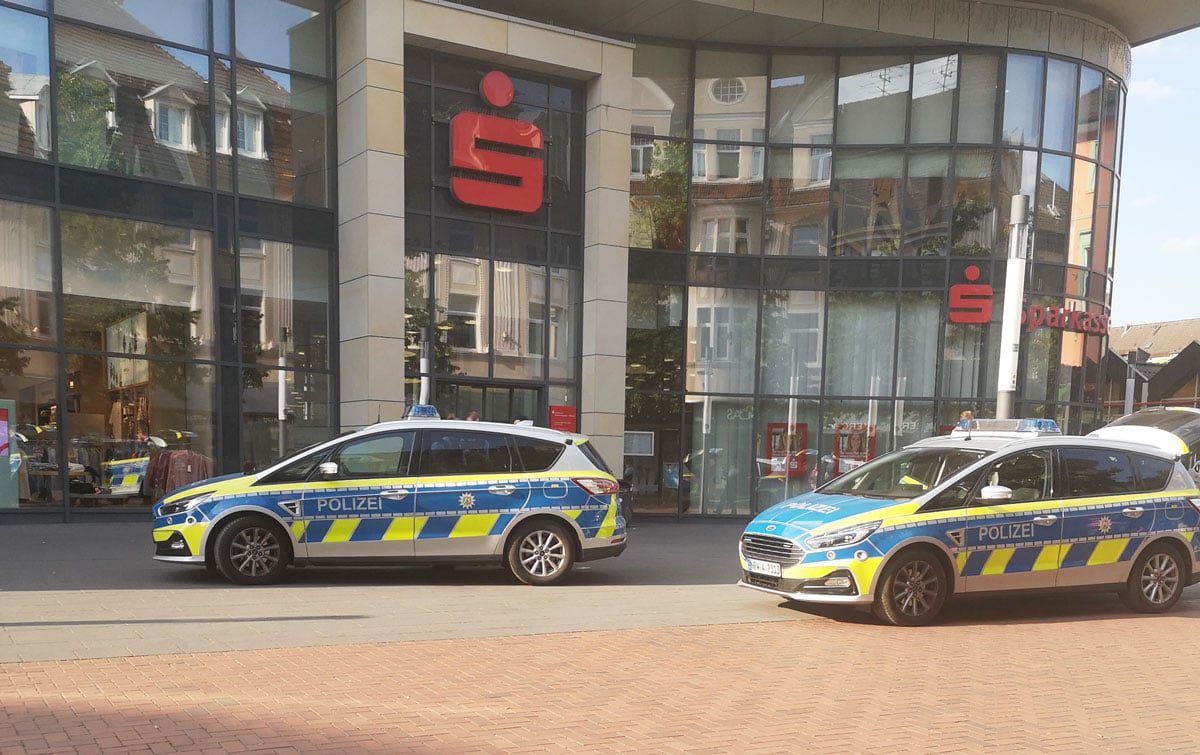 Polizeiwagen-vor-Sparkasse