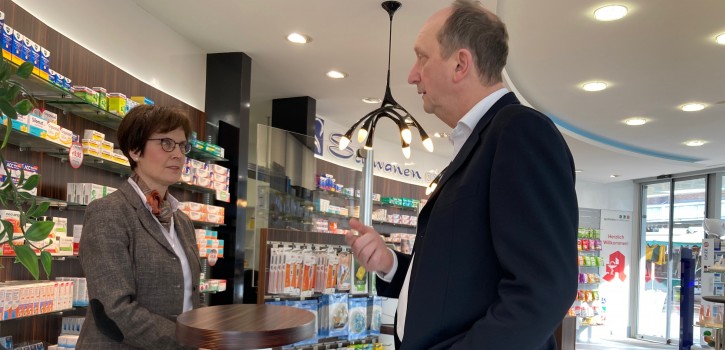 Abgeordneter Wiener im Austausch mit Apothekerin Peterseim