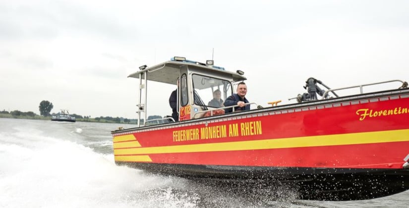 Vollbekleideter Mann schwamm zur Mitte Vollbekleideter Mann schwamm zur Mitte