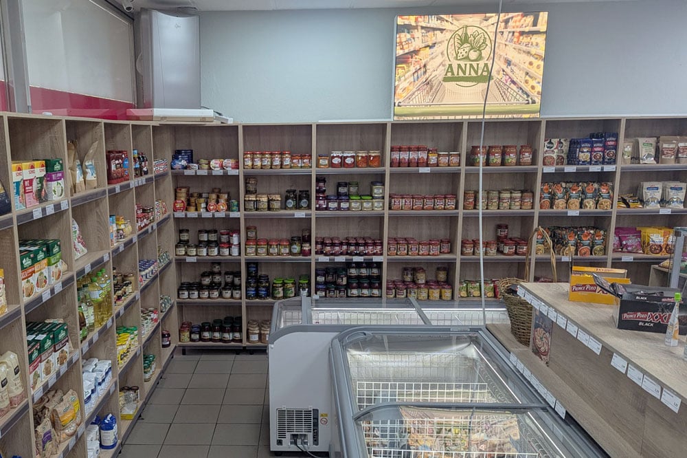 Anna-Polnische-Spezialitaeten-Ladenlokal-Regale