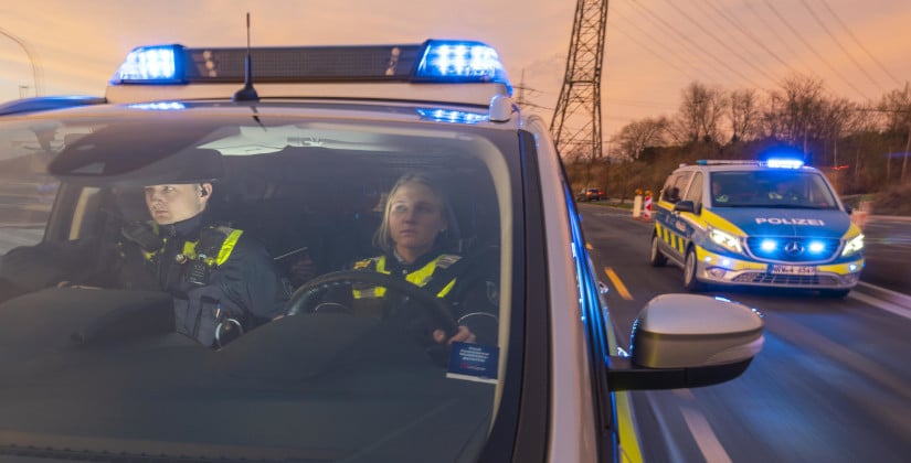 Täter schlagen auf 19-Jährigen ein