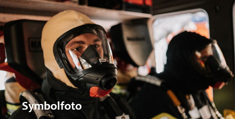 Feuerwehr Leverkusen löscht Brand in leerstehendem Gebäude und rettet Bewohner aus verrauchter Wohnung Feuerwehr Leverkusen löscht Brand in leerstehendem Gebäude und rettet Bewohner aus verrauchter Wohnung