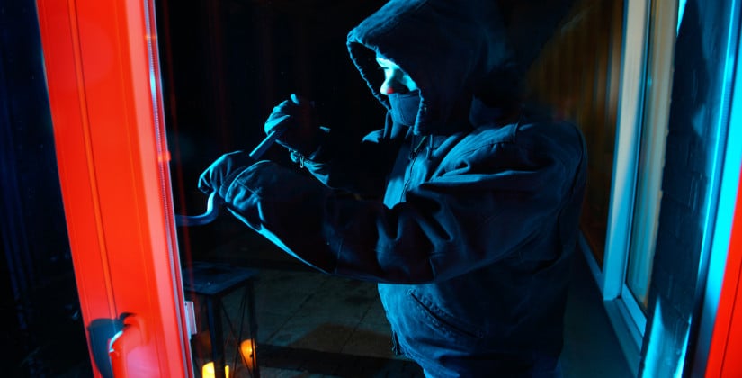 Mehrere Häuser durchsucht – Täter fliehen unerkannt