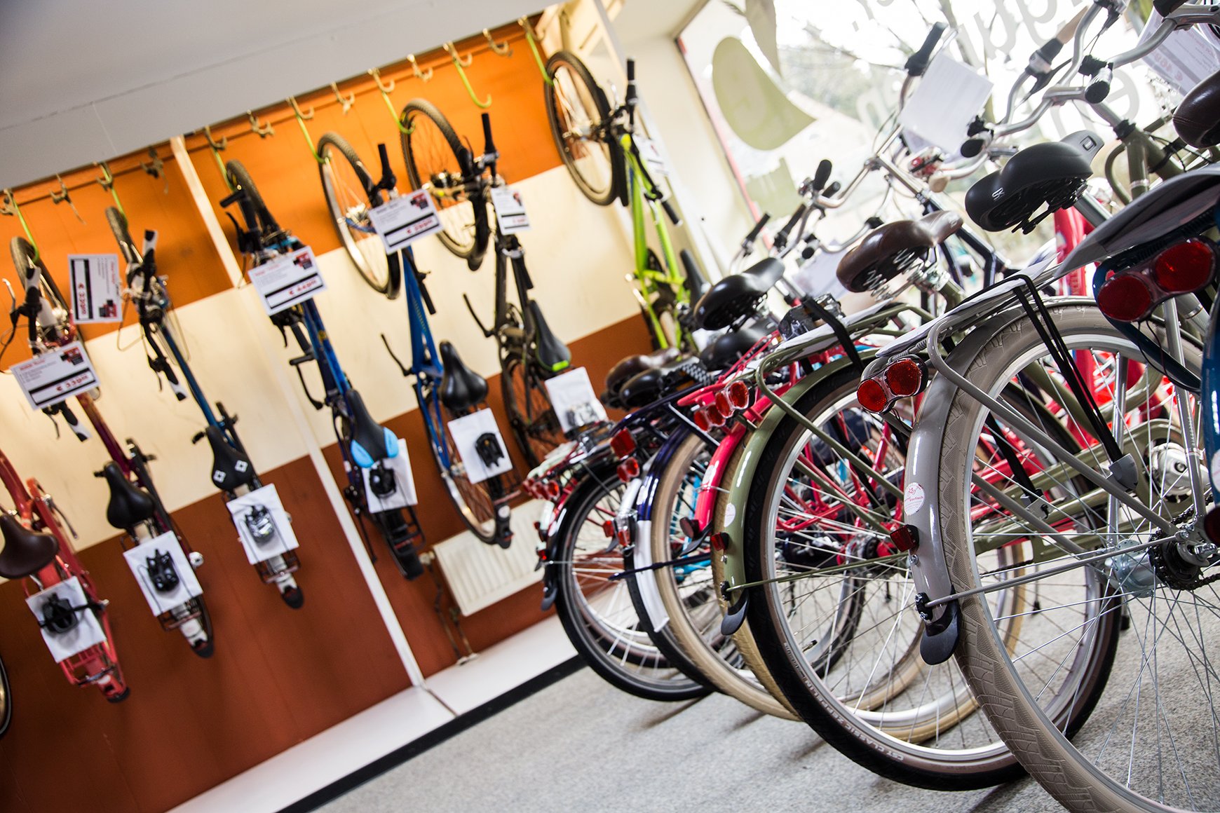 Ausstellung-showroom-verkaufsraum-fahrr-der-auswahl-sortimentPHB0QPHtuvfZ1