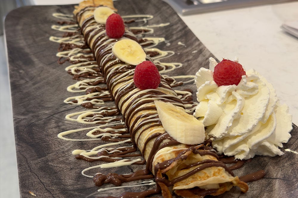 Ein Meter lange Crepes, gibt es nur im Eiscafé CoolCroc in Hilden, auch mit XXL-Schokoladenguss