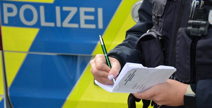 Perfide Masche vom Auto aus – Duo stiehlt Halskette und Uhr von 93-jähriger Dame 
