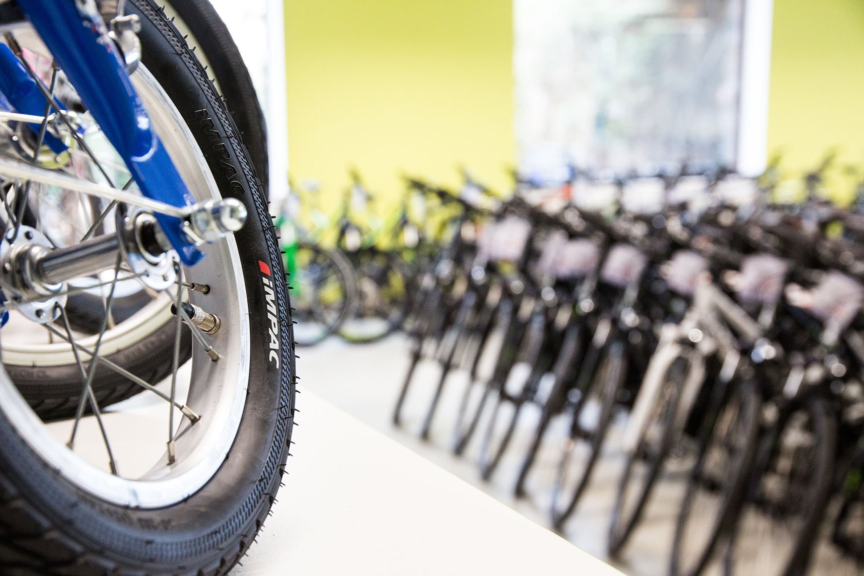 Vielfalt-an-Fahrr-dern-Rennr-der-Mountainbikes-Citybikes-Elektrofahrr-der-in-TOP-Fahrradgesch-ften-in-Hilden