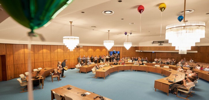 Verspiegelte „Mirror Balloons“  versinnbildlichen Pluralität