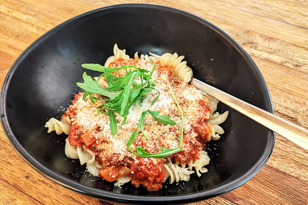Einfach-lecker-Sauce-Bolognese-in-der-Pastabar-Fusilli-in-Hilden