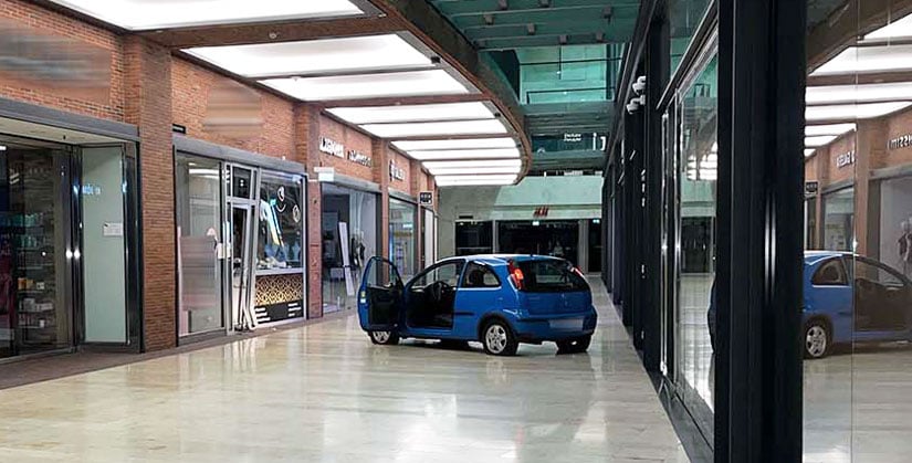 Zwei Einbrüche auf der Königsstraße: Täter rasen mit Auto in Einkaufszentrum