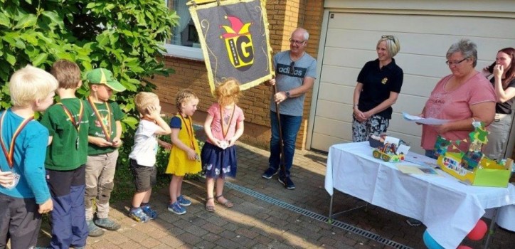 Zur Belohnung gab es Kamelle-Gutscheine für den nächsten Veedelszoch