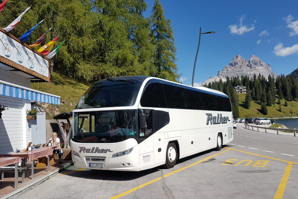 Rather-Reisen-Leverkusen-Bus-an-einer-PausenhaltestellePVcP3wFPwwLUs