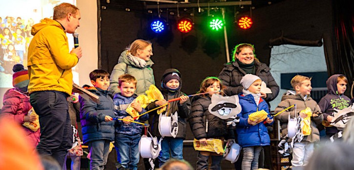 Laternen werden im Internet und auf Stadtdisplays gezeigt