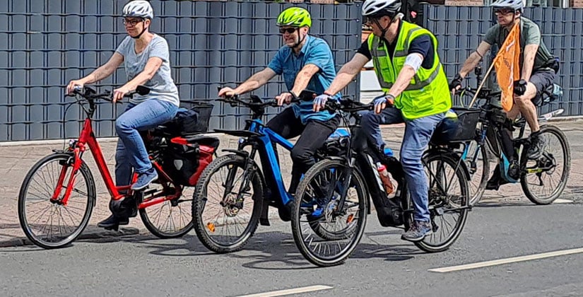 Am 5. Mai 2024 treten die Teilnehmer für ‚längere, breitere und sichere Radwege‘ ein – Von Leverkusen zum Landtag Düsseldorf Am 5. Mai 2024 treten die Teilnehmer für ‚längere, breitere und sichere Radwege‘ ein – Von Leverkusen zum Landtag Düsseldorf