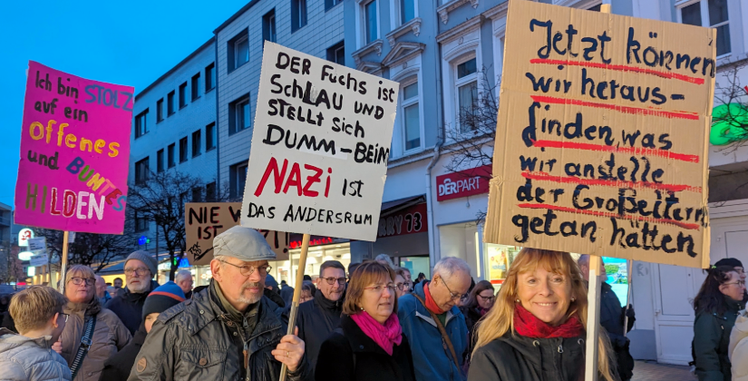 Parteien, Kirchen, soziale Verbände, Bürgerinnen und Bürger vereint auf der Mittelstraße Parteien, Kirchen, soziale Verbände, Bürgerinnen und Bürger vereint auf der Mittelstraße