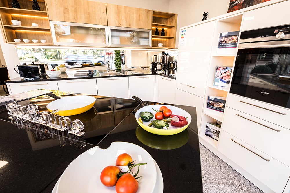Helle-offene-K-che-mit-innovativer-Beleuchtung-f-r-eine-angenehme-Atmosph-re-bei-Kochen