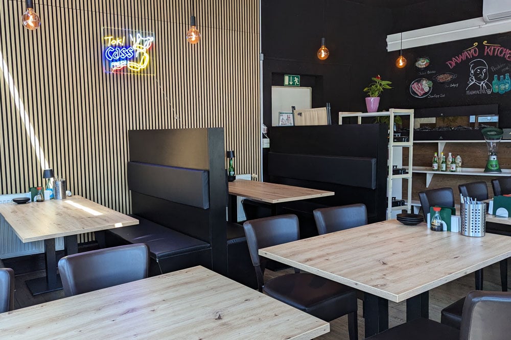 Dawayo-Kitchen-Gastraum-Tische