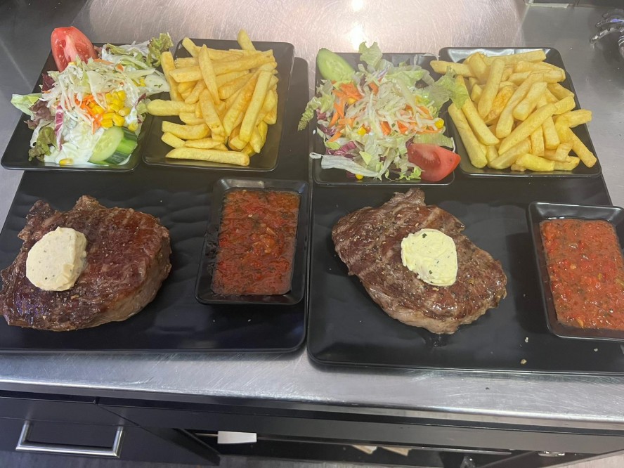 Brasserie-Steak-House-Leverkusen-Steak-mit-Beilage
