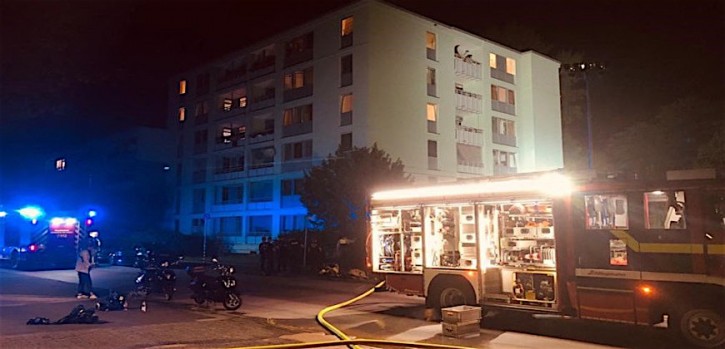 Feuerwehr rettet Menschen aus Fenstern und von Balkonen Feuerwehr rettet Menschen aus Fenstern und von Balkonen