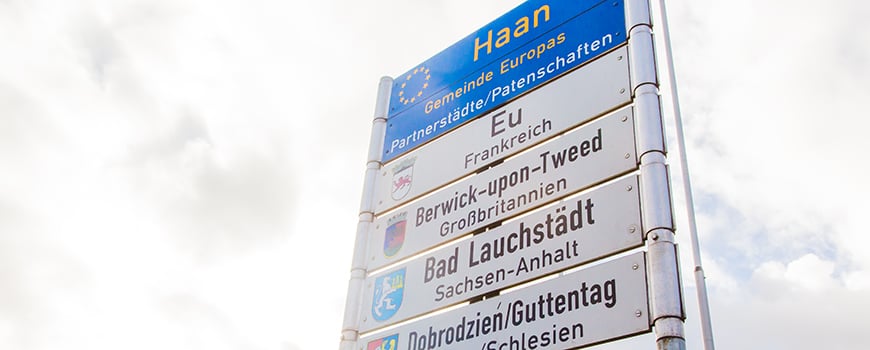 Viele deutsche Städte, egal ob groß oder klein, befinden sich in einer Städtepartnerschaft. Aber was ist eigentlich Sinn und Zweck dieser Partnerschaften? Das Konzept kam erstmals nach dem zweiten Weltkrieg auf. Die Idee damals: Menschen aus...