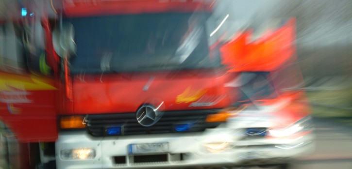 Zeuge meldete das Feuer im Uferbereich