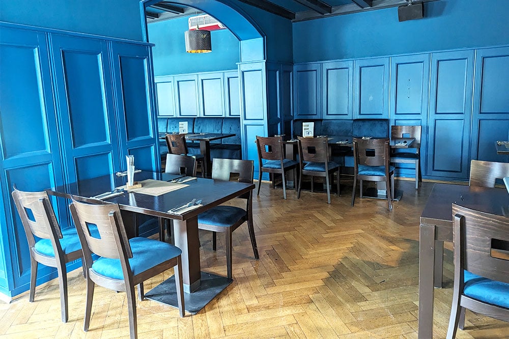 Blue-Monkeys-Hilden-Sushi-Cocktailbar-Restaurant-Gastraum-Margarethenhof-Blau