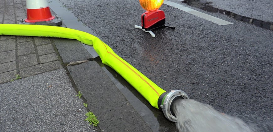 Feuerwehr-Unwetter_Hilden-Juni-2021-Pumpe