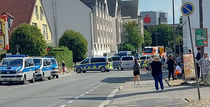 Spezialeinsatzkräfte stürmen Mehrfamilienhaus – Verdächtiger verletzt festgenommen Spezialeinsatzkräfte stürmen Mehrfamilienhaus – Verdächtiger verletzt festgenommen
