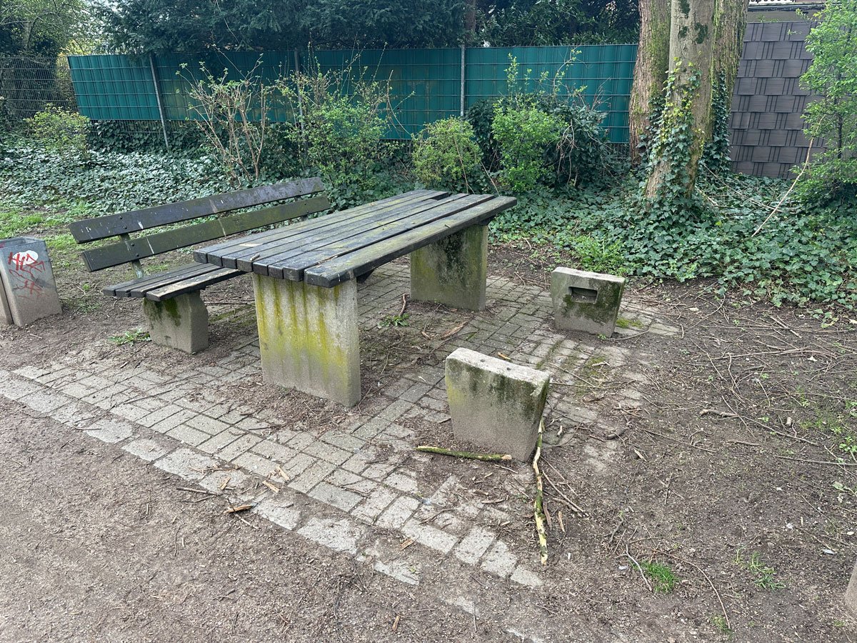 Spielplatz-Schaukel-zerbissen-Baenke-kaputt