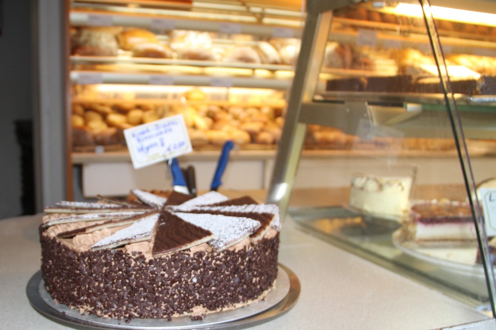 Verf-hrerischer-cremiger-Schokoladen-und-Sahne-Kuchen-zum-Verschlingen