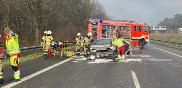 Zwei Menschen schwer verletzt, ein PKW auf Gegenfahrbahn geschoben, 20.000 Euro Schaden 