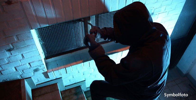 Auch am hellichten Tag? Fenster wurden zerschlagen – Infos über Beute noch nicht bekannt