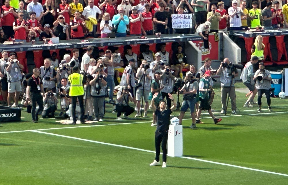 Danke-Xabi-aufdemRasen
