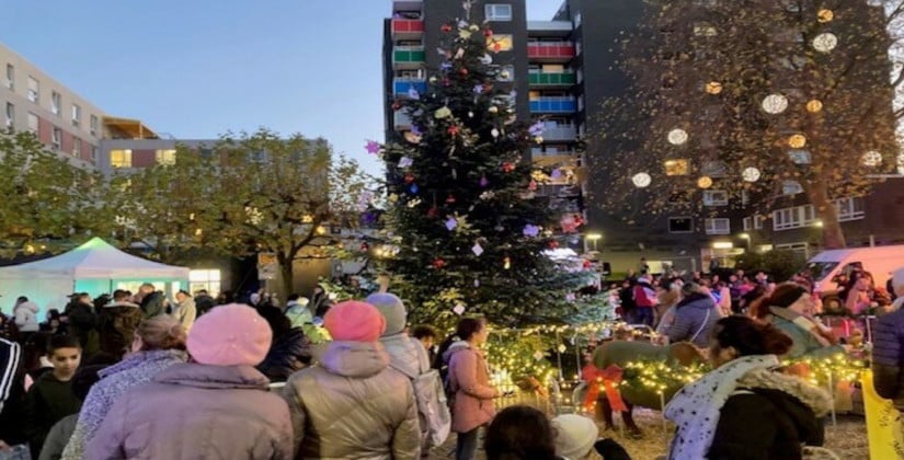 Punsch, Nikolaus und geschmücktem Tannenbaum