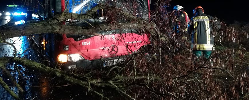 Umgestürzte Bäume, ein Busunfall und eine überflutete Fahrbahn Umgestürzte Bäume, ein Busunfall und eine überflutete Fahrbahn