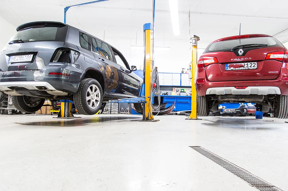Inspektion-von-zwei-Autos-Fahrzeuglackierung-Werkstattservice-Thimm