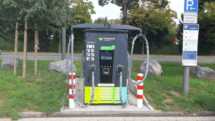 Stadtwerke nehmen erste Schnellladesäule in Langenfeld in Betrieb