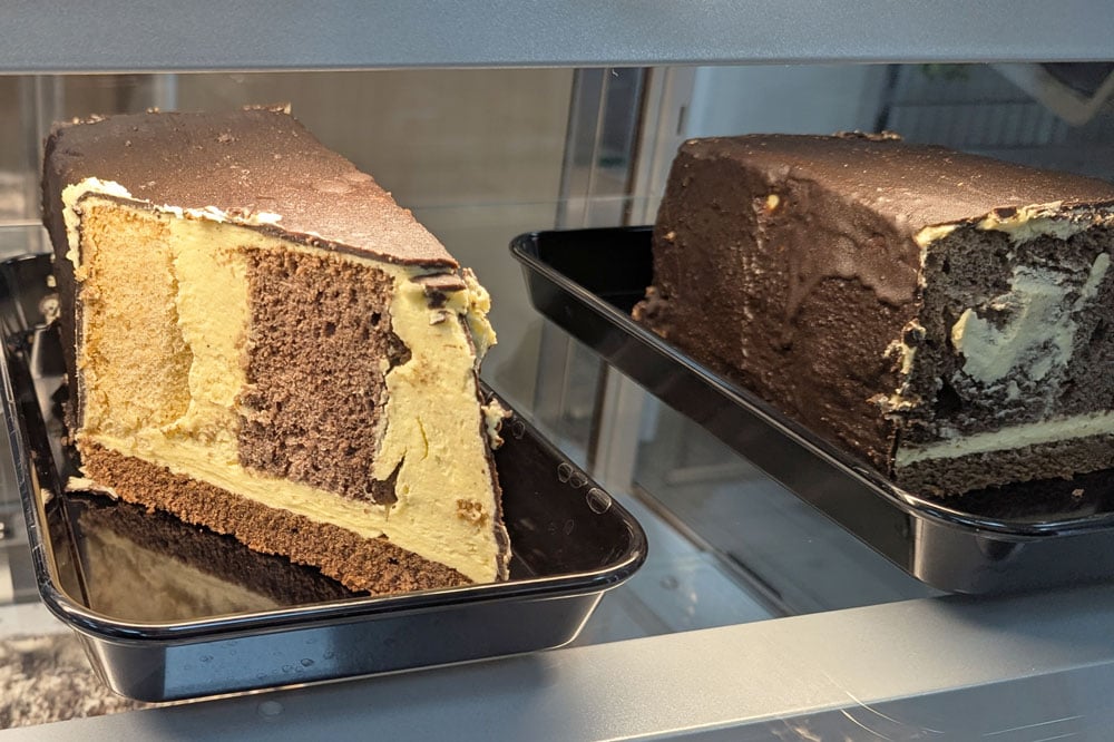 Anna-Polnische-Spezialitaeten-Suesse-Vitrine-Marmorkuchen
