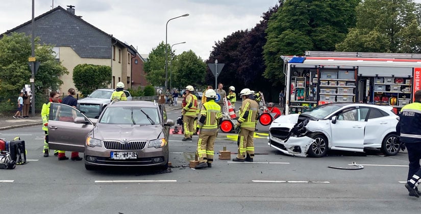 78-Jährige bei Vorfahrtsverstoß eingeklemmt – Rettungskräfte befreien sie aus Fahrzeugwrack 78-Jährige bei Vorfahrtsverstoß eingeklemmt – Rettungskräfte befreien sie aus Fahrzeugwrack